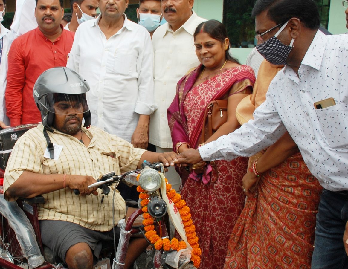 रायपुर :  वन मंत्री श्री मोहम्मद अकबर ने 18 हितग्राहियों को किया बैट्री चलित मोटराईज्ड ट्रायसायकल का वितरण