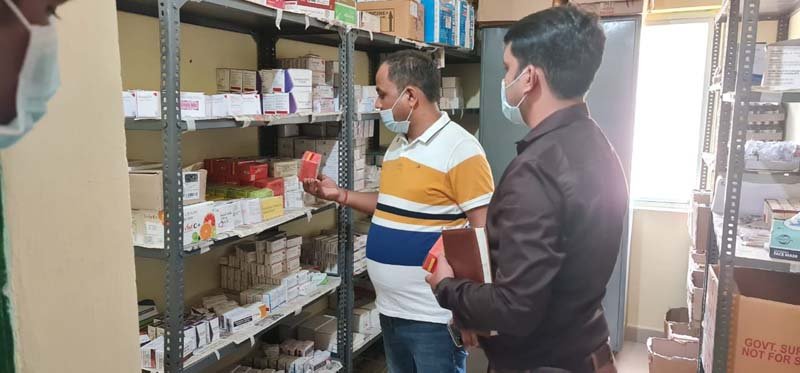 कलेक्टर ने किया प्राथमिक स्वास्थ्य केंद्र करंजी का निरीक्षण