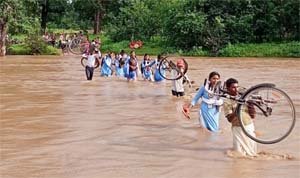 बारिश से गरियाबंद नगर जलमग्न, कई मकान ढहे