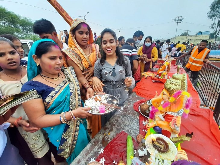 अगले बरस तू जल्दी आ…खारुन तट पर गूंजा जय देव-जय देव