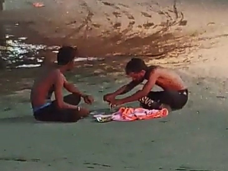 रात 8 बजे सड़क पर बोतल खोलकर बैठ गए शराबी