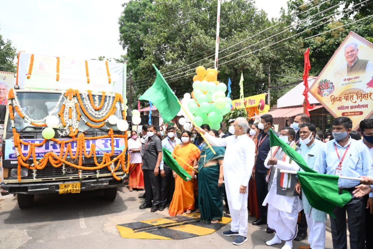 रायपुर : मुख्यमंत्री श्री भूपेश बघेल ने पोषण रथ को हरी झण्डी दिखाकर किया रवाना