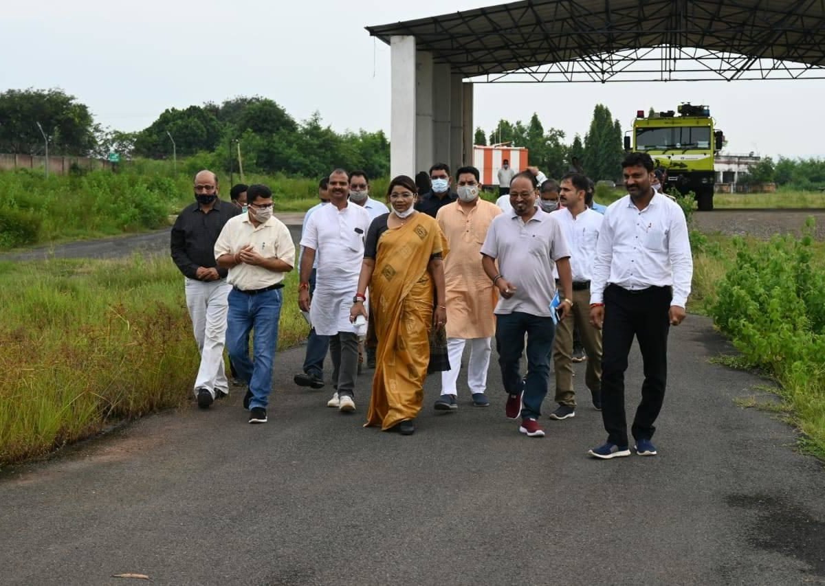उड़ान सेवा शीघ्र प्रारंभ करने एयरपोर्ट के कार्यो में तेजी से लाएं प्रगति: श्रीमती रेणुका सिंह