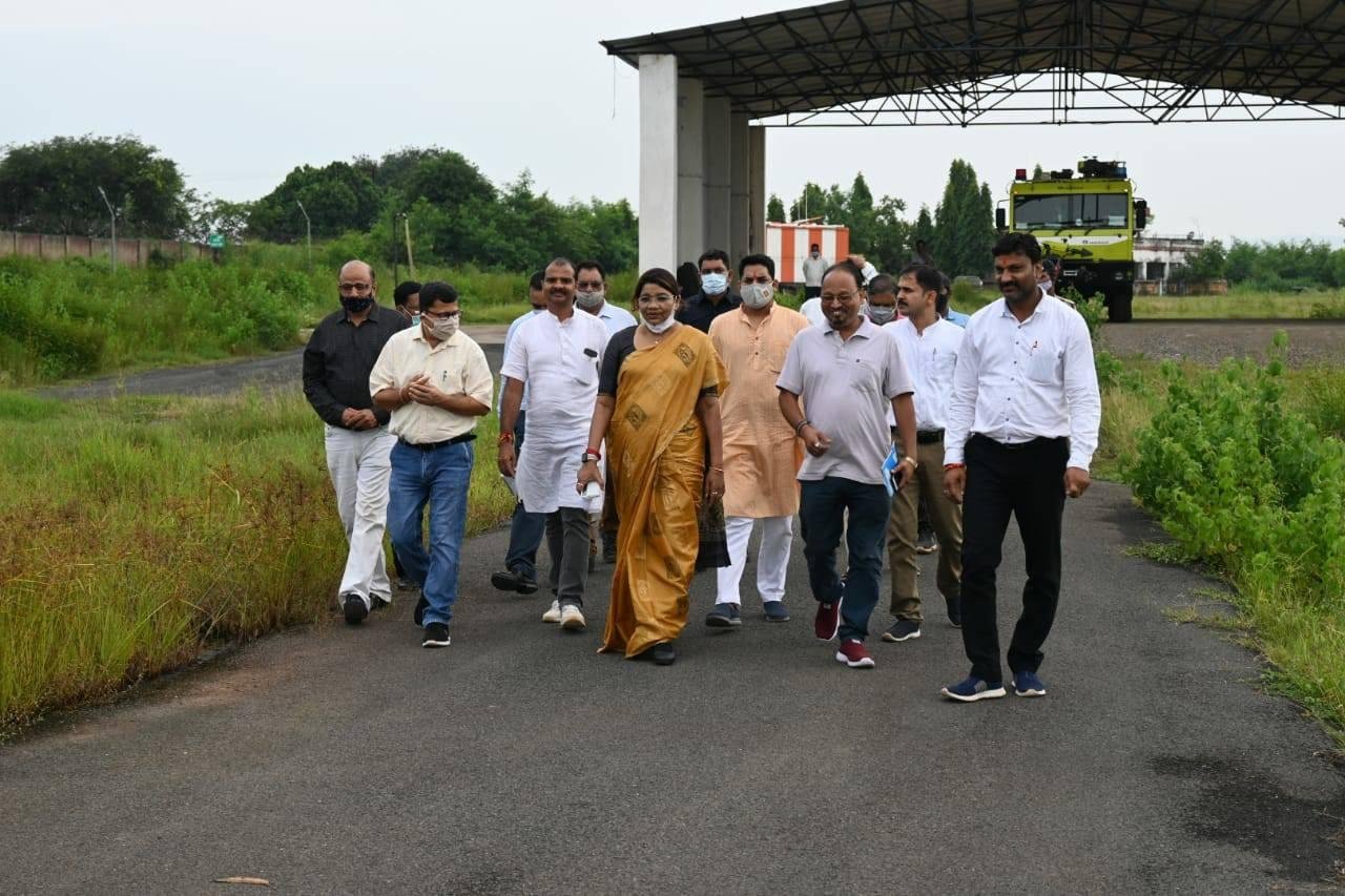 उड़ान सेवा शीघ्र प्रारंभ करने एयरपोर्ट के कार्यो में तेजी से लाएं प्रगति: श्रीमती रेणुका सिंह