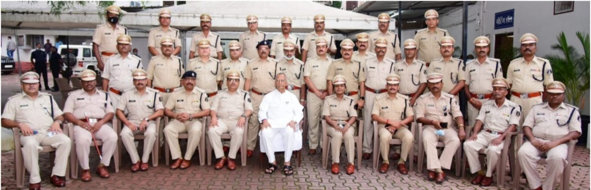 गृहमंत्री से अतिरिक्त पुलिस अधीक्षक के पद पर पदोन्नत हुए अधिकारियों ने की मुलाकात