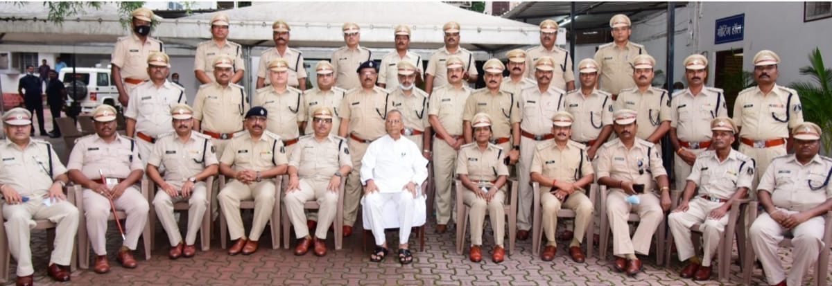 गृहमंत्री से अतिरिक्त पुलिस अधीक्षक के पद पर पदोन्नत हुए अधिकारियों ने की मुलाकात