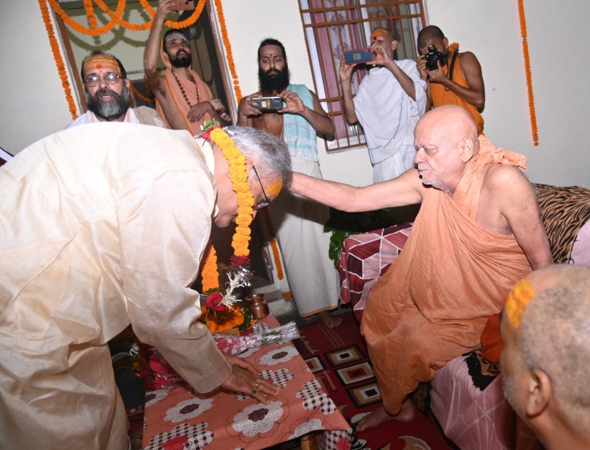 रायपुर : ​​​​​​​मुख्यमंत्री ने जगदगुरु शंकराचार्य स्वामी श्री निश्चलानन्द सरस्वती के दर्शन कर उनका आशीर्वाद ग्रहण किया