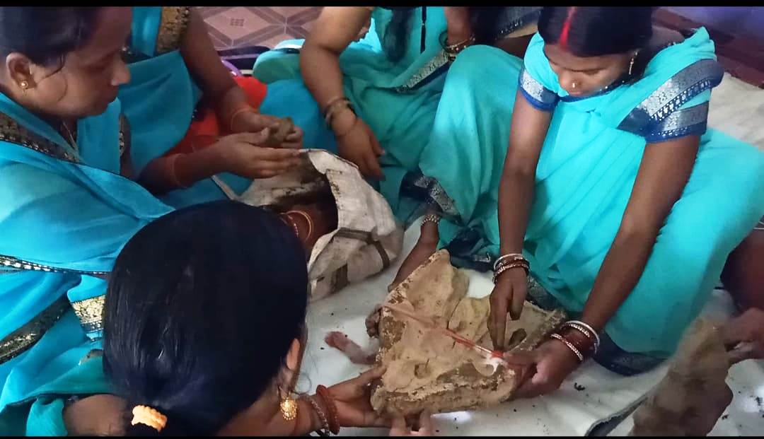 कोरबा :  धंवईपुर के महिला स्व सहायता समूह ने बनाई गोबर से गणेश की मूर्तियां :  रासायनिक रंगो की जगह में खाने वाले रंग से सजाये गये गजानन