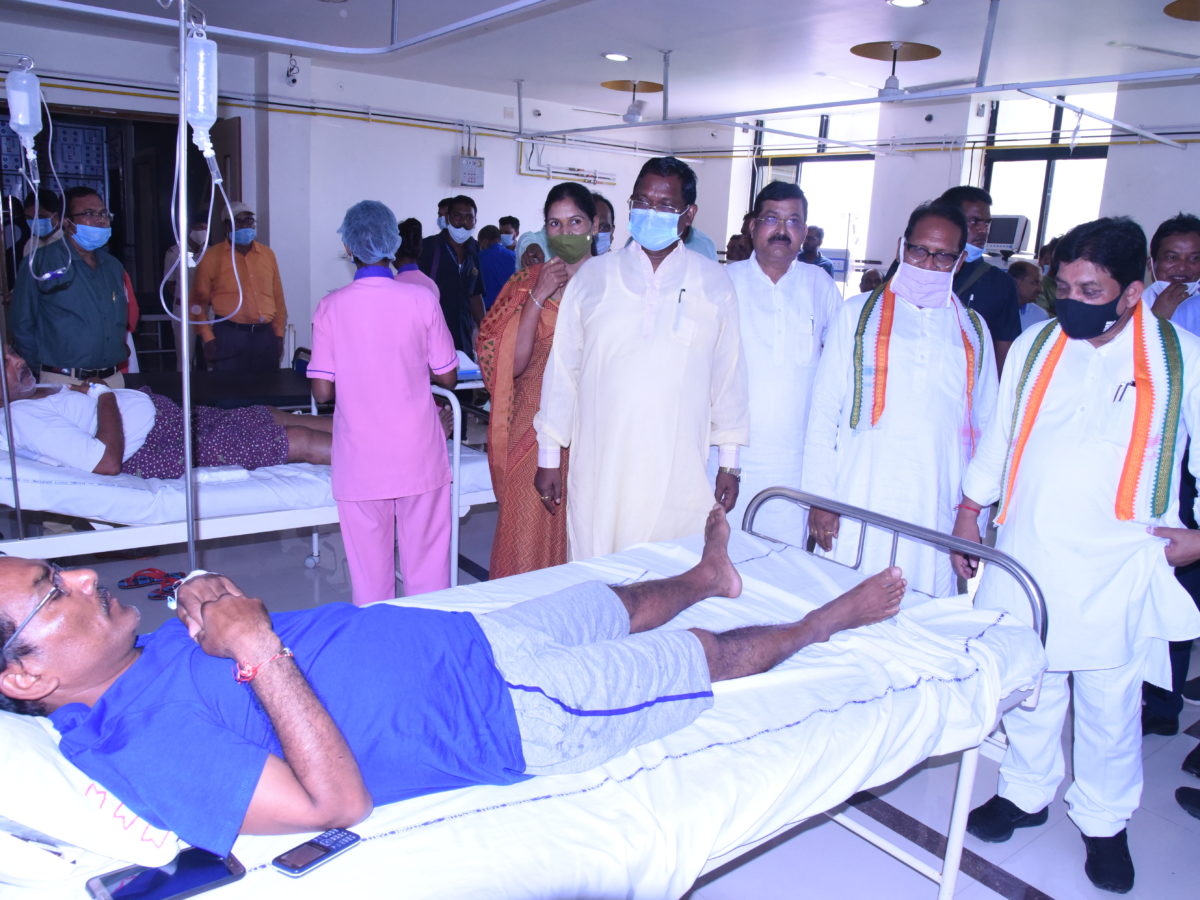 रायपुर : मंत्रियों ने अस्पताल पहुंचकर बस दुर्घटना में घायल एसईसीएल कर्मचारियों के स्वास्थ्य की ली जानकारी