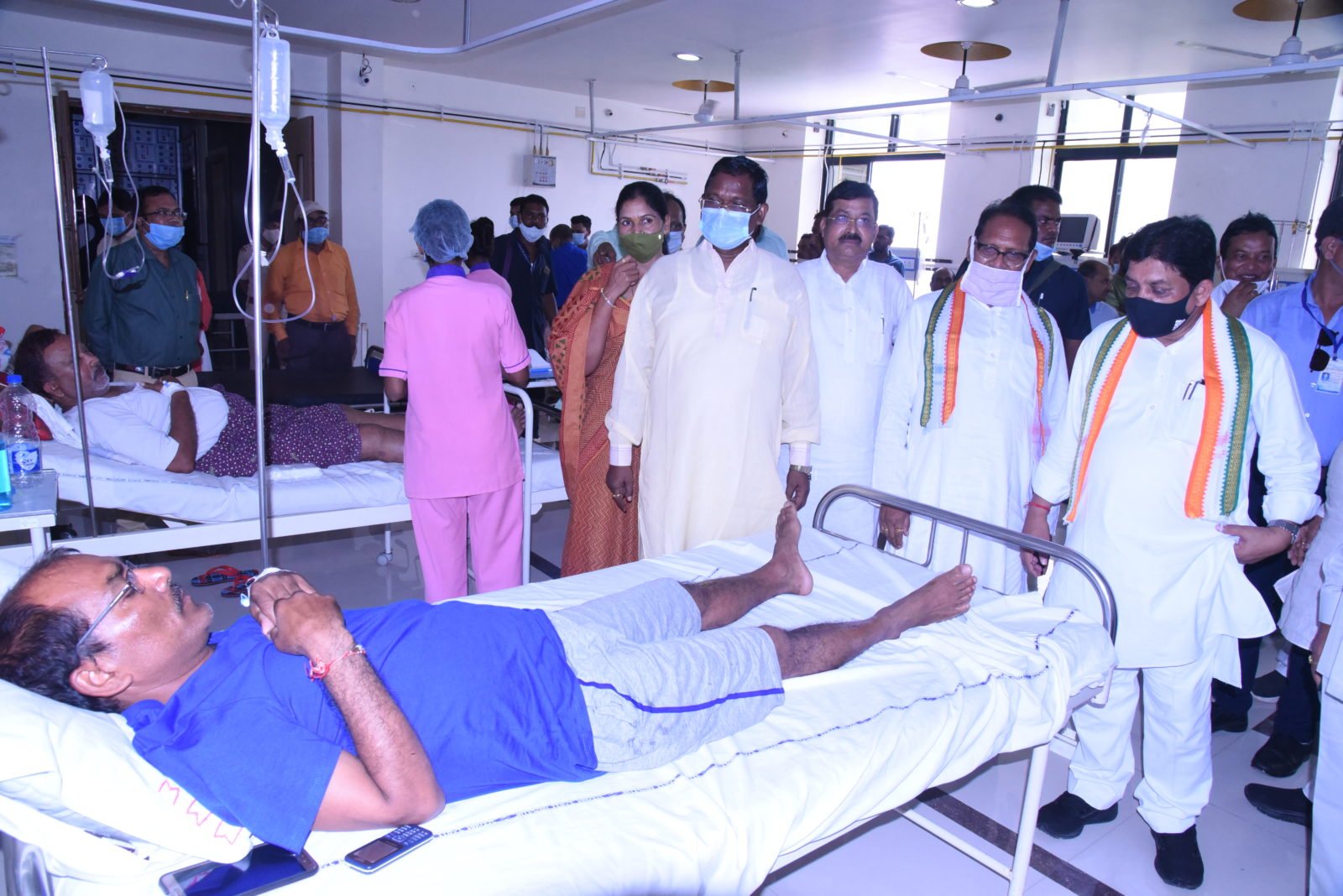 रायपुर : मंत्रियों ने अस्पताल पहुंचकर बस दुर्घटना में घायल एसईसीएल कर्मचारियों के स्वास्थ्य की ली जानकारी