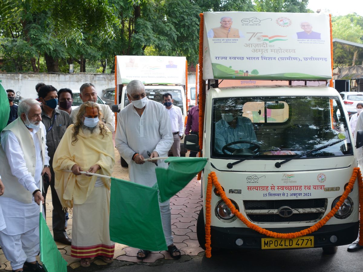 रायपुर : पंचायत मंत्री श्री टी.एस.सिंहदेव ने स्वच्छता जागरूकता रथ को हरी झण्डी दिखाकर किया रवाना 