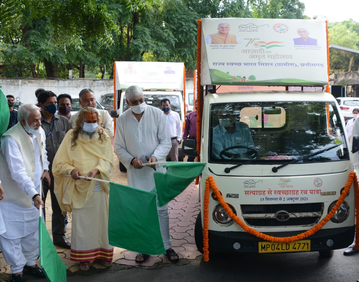 रायपुर : पंचायत मंत्री श्री टी.एस.सिंहदेव ने स्वच्छता जागरूकता रथ को हरी झण्डी दिखाकर किया रवाना 