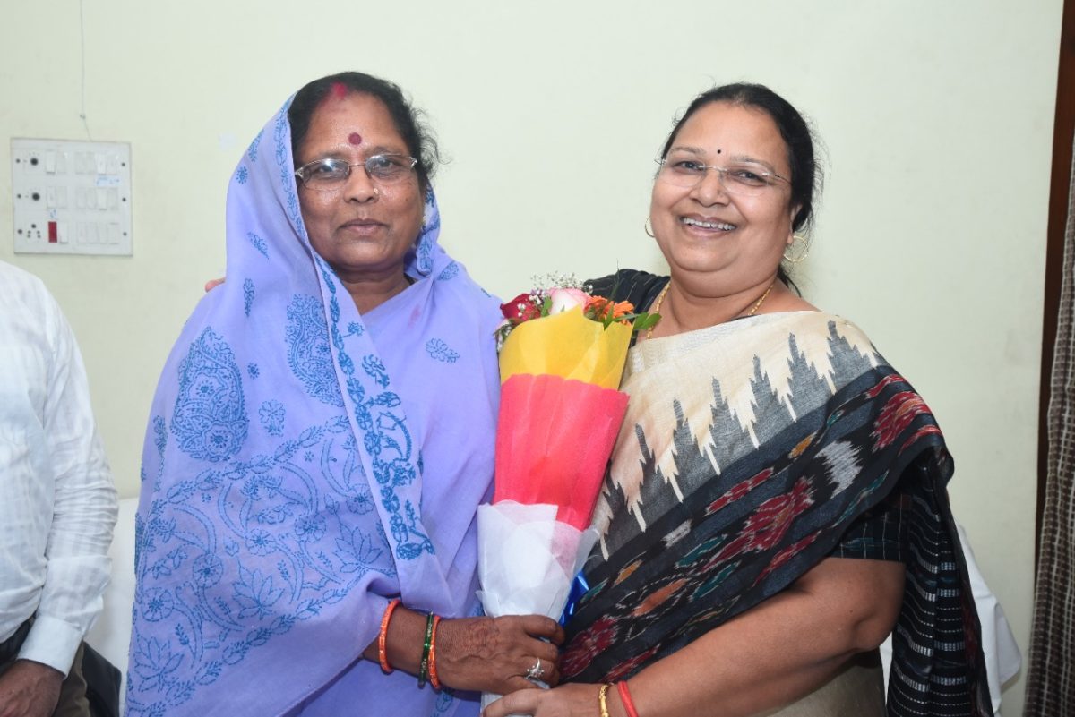 रायपुर :  छत्तीसगढ़ राज्य बाल अधिकार संरक्षण आयोग की नवनियुक्त अध्यक्ष श्रीमती तेजकुंवर नेताम ने किया कार्यभार ग्रहण : महिला एवं बाल विकास मंत्री श्रीमती भेंड़िया ने दी बधाई और शुभकामनाएं