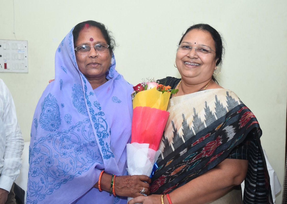 रायपुर :  छत्तीसगढ़ राज्य बाल अधिकार संरक्षण आयोग की नवनियुक्त अध्यक्ष श्रीमती तेजकुंवर नेताम ने किया कार्यभार ग्रहण : महिला एवं बाल विकास मंत्री श्रीमती भेंड़िया ने दी बधाई और शुभकामनाएं