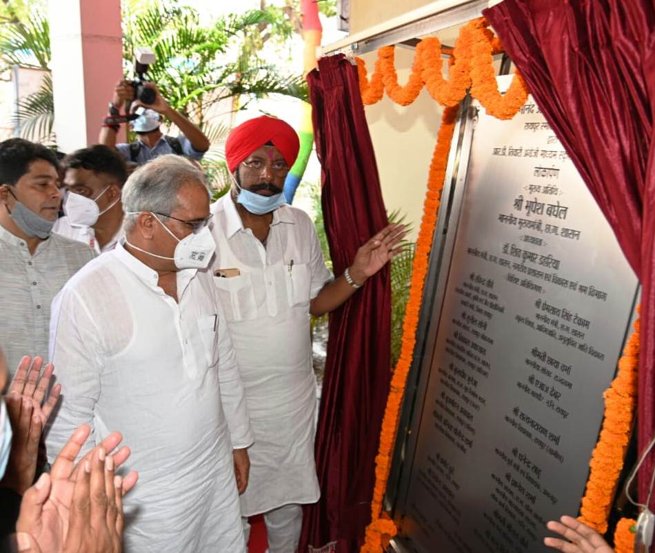 रायपुर : मुख्यमंत्री की शिक्षक दिवस पर बड़ी घोषणा: अंग्रेजी माध्यम की तर्ज पर हर जिले में खुलेंगे स्वामी आत्मानंद हिन्दी माध्यम उत्कृष्ट शासकीय स्कूल