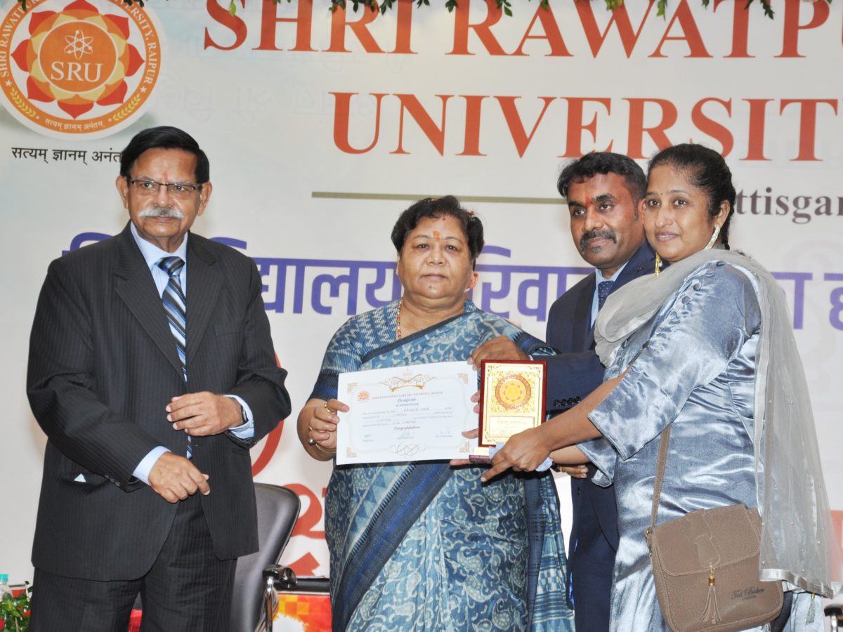 रायपुर :  जो महापुरूष जीवन में सफल होते हैं वो समर्पण भाव से काम करते हैं: सुश्री उइके :  श्री रावतपुरा सरकार विश्वविद्यालय के दीक्षारंभ कार्यक्रम में शामिल हुई राज्यपाल