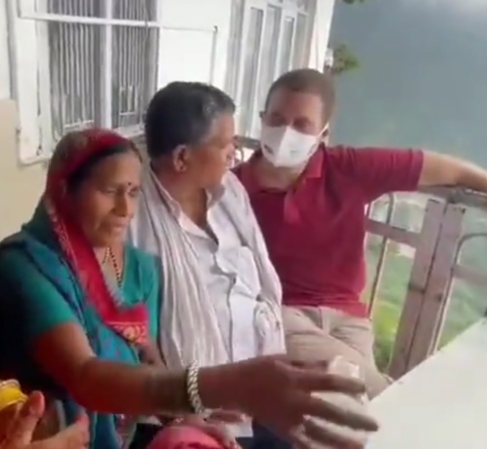 रायपुर : वैष्णो देवी में अचानक मिले छत्तीसगढ़ के किसान से सांसद श्री राहुल गांधी ने हालचाल पूछा :  किसान ने कहा- 'बहुत अच्छा काम करत हे हमर सरकार'