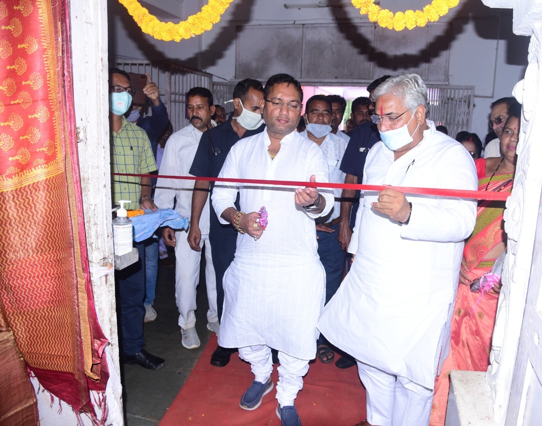 रायपुर :  ग्रामोद्योग मंत्री गुरू रूद्रकुमार ने सात दिवसीय ‘हाथकरघा एवं हस्तशिल्प‘ प्रदर्शनी का किया शुभारंभ