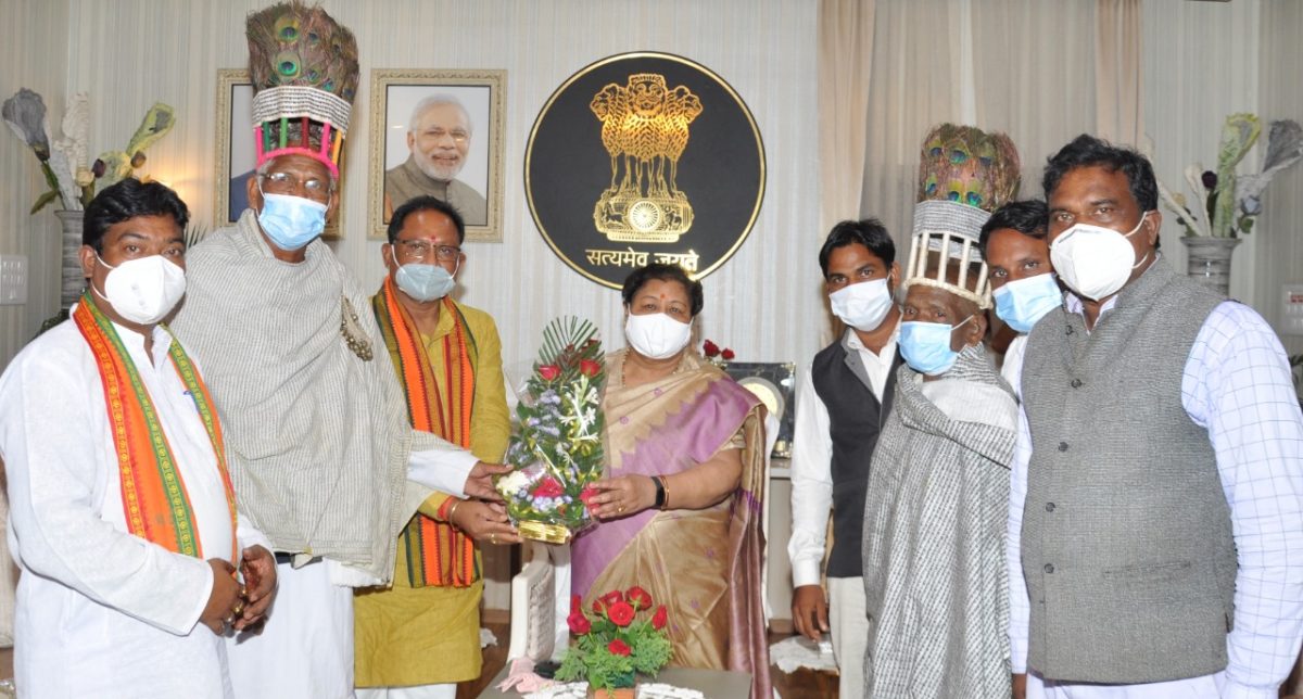 रायपुर :  राज्यपाल को अखिल भारतीय रामनामी महासभा के प्रतिनिधिमंडल ने बड़े भजन मेला में आने का दिया निमंत्रण