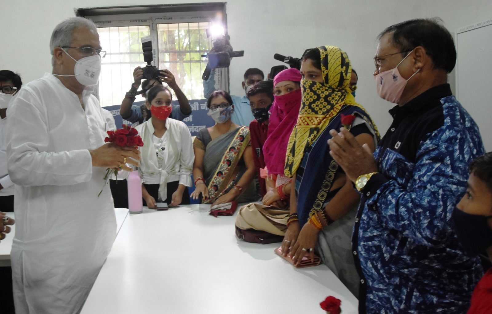 रायपुर :  पालकों ने मुख्यमंत्री से मिलकर  स्कूल की प्रशंसा की और आभार व्यक्त किया