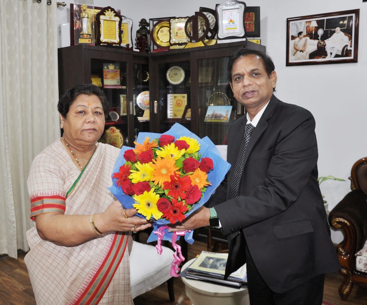 रायपुर : राज्यपाल से गुरू घासीदास विश्वविद्यालय के कुलपति श्री चक्रवाल ने की भेंट