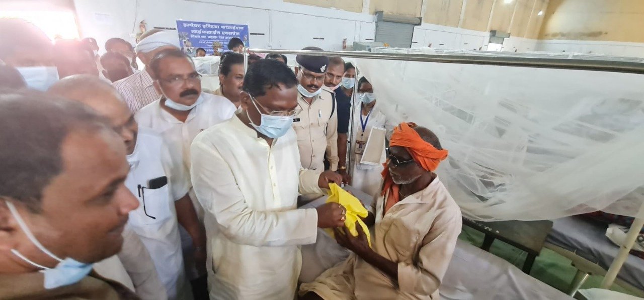 मंत्री श्री अमरजीत भगत ने लाइफ लाइन शिविर पहुंचकर मरीजों का हाल-चाल जाना