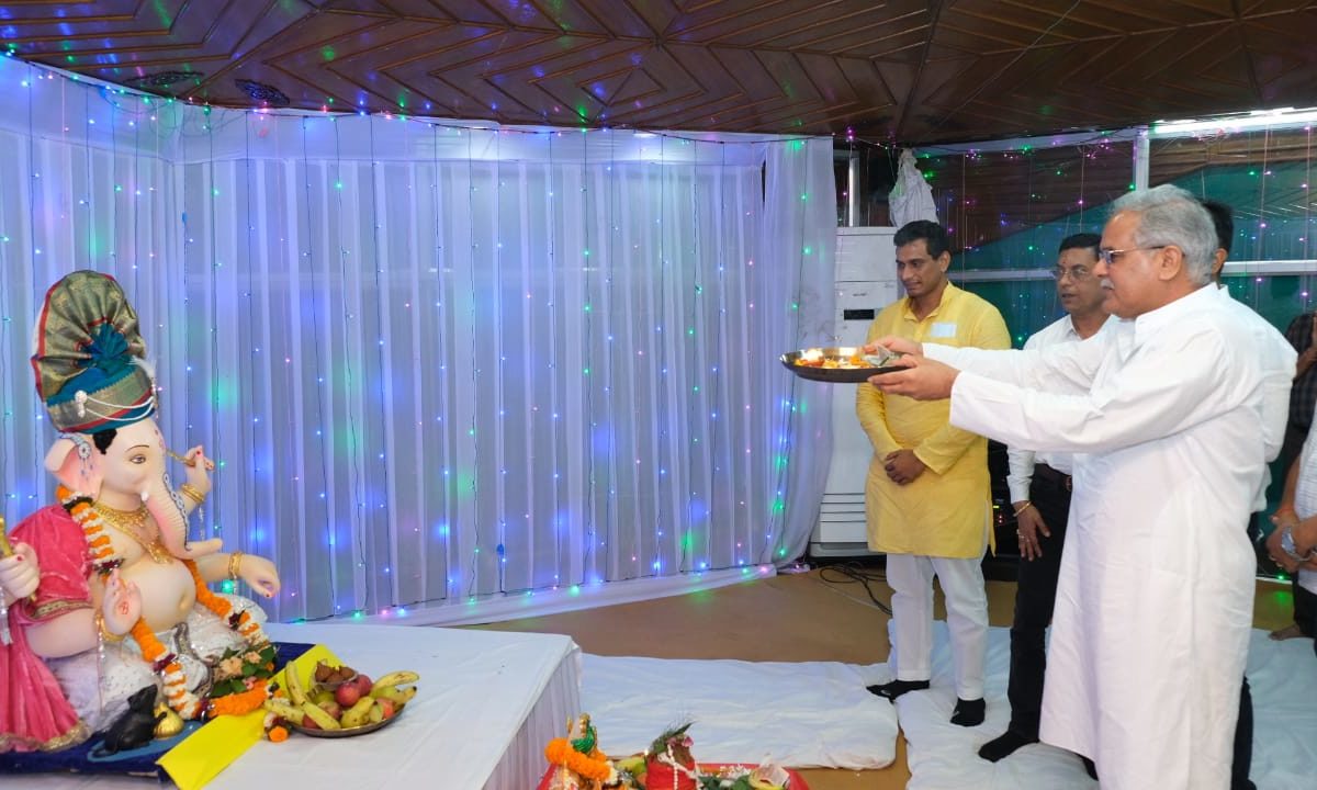 रायपुर  : मुख्यमंत्री निवास में बिराजे भगवान श्री गणेश :  मुख्यमंत्री ने की पूजा अर्चना कर प्रदेशवासियों की सुख-समृद्धि की मंगल कामना
