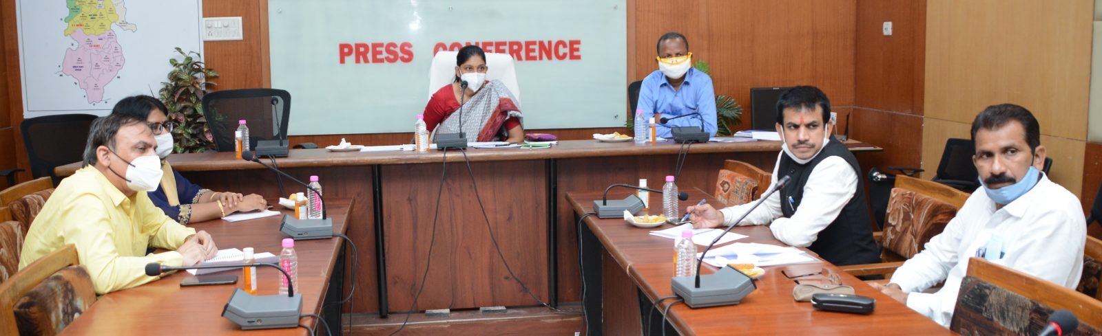 रायपुर : त्रुटिरहित फोटोयुक्त निर्वाचक नामावली पुनरीक्षण के लिए राजनैतिक दलों के प्रतिनिधियों के साथ मुख्य निर्वाचन पदाधिकारी की बैठक