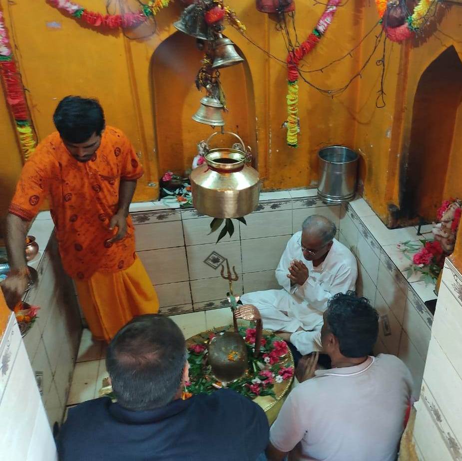 रायपुर : मुख्यमंत्री ने आज अमरकंटक के जलेश्वर महादेव मंदिर में पूजा-अर्चना की