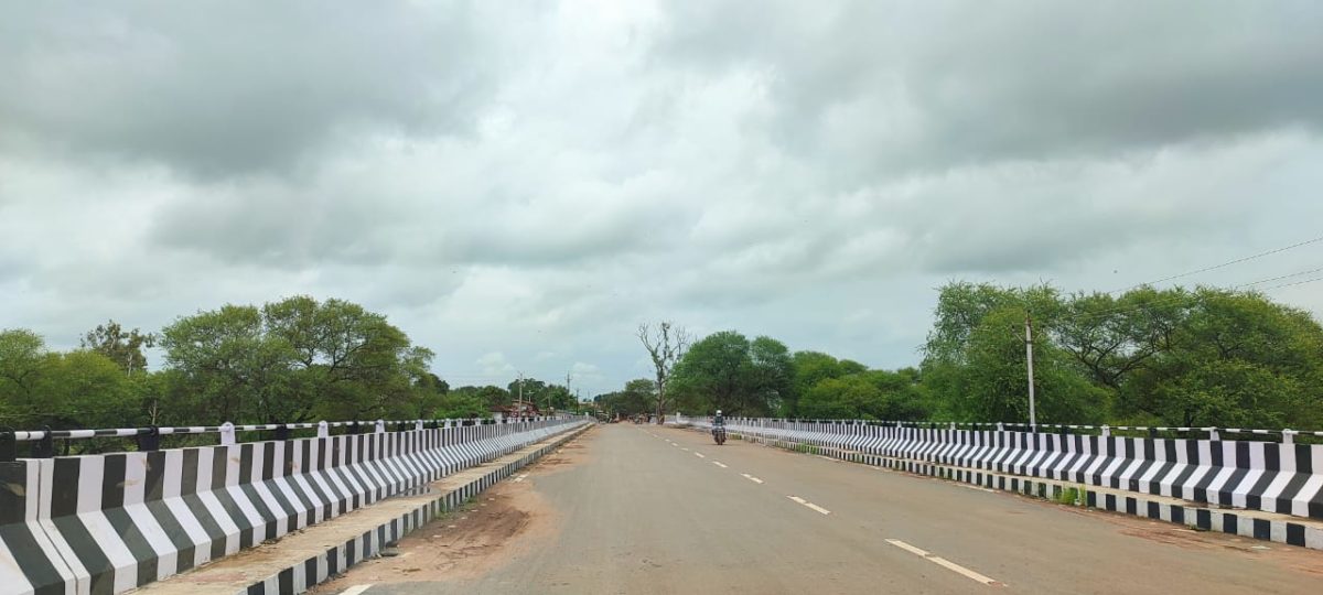 कुरिया नाला पर उच्च स्तरीय पुल ग्रामीणों को दे रहा बारहमासी आवागमन की सुविधा