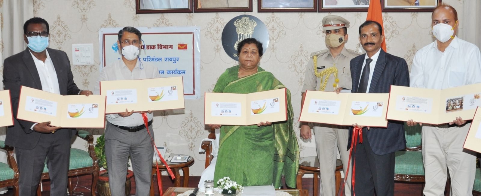 रायपुर : राज्यपाल ने डाक विभाग द्वारा जारी विशेष आवरण का किया विमोचन