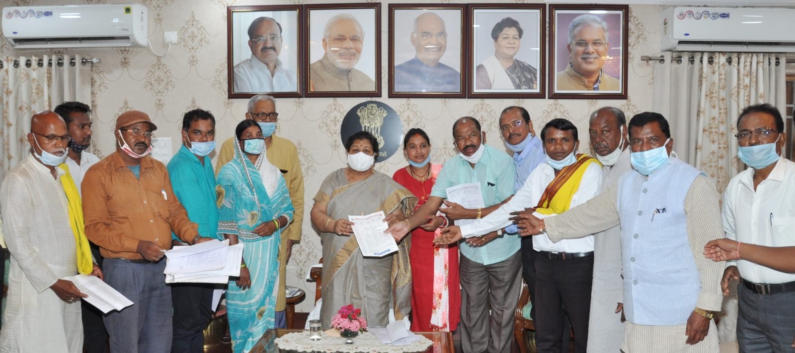 राज्यपाल से पूर्व केन्द्रीय मंत्री नेताम के नेतृत्व में प्रतिनिधिमण्डल ने मुलाकात की