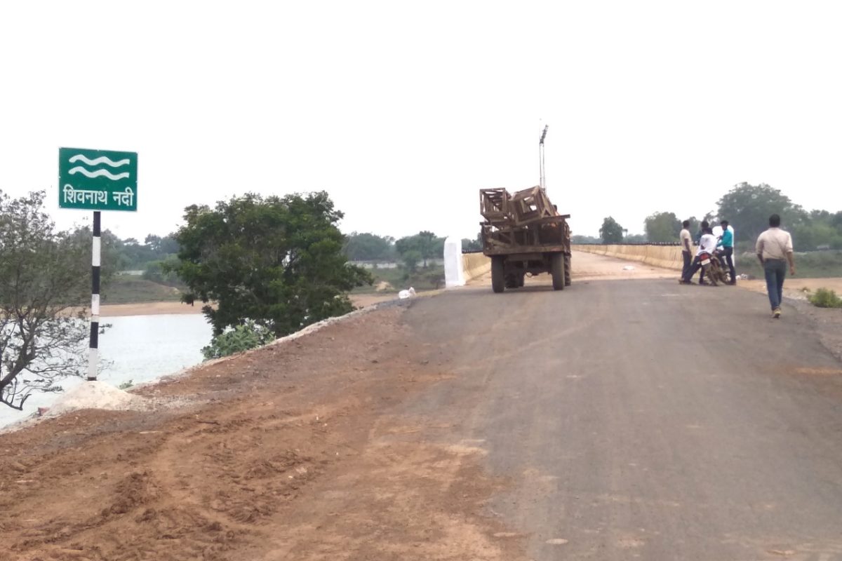जांजगीर-चांपा : शिवनाथ नदी पर पुल बनने से 37 ग्रामों के 72 हजार लोगों को मिली बारहमासी आवागमन की सुविधा :    लोगों ने कहा इस पुल से पैसे व समय की बचत होगी :  क्षेत्र के विकास में मील का पत्थर साबित होगा