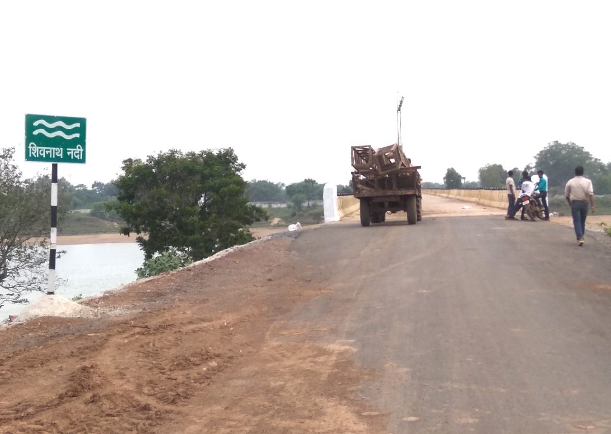 जांजगीर-चांपा : शिवनाथ नदी पर पुल बनने से 37 ग्रामों के 72 हजार लोगों को मिली बारहमासी आवागमन की सुविधा :    लोगों ने कहा इस पुल से पैसे व समय की बचत होगी :  क्षेत्र के विकास में मील का पत्थर साबित होगा
