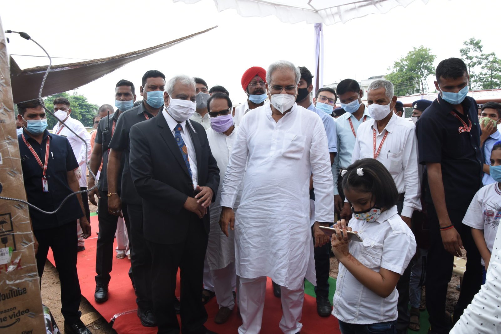 रायपुर : सिनेमा वाले बाबू ने मोहल्लों में जाकर बच्चों को कराई पढ़ाई