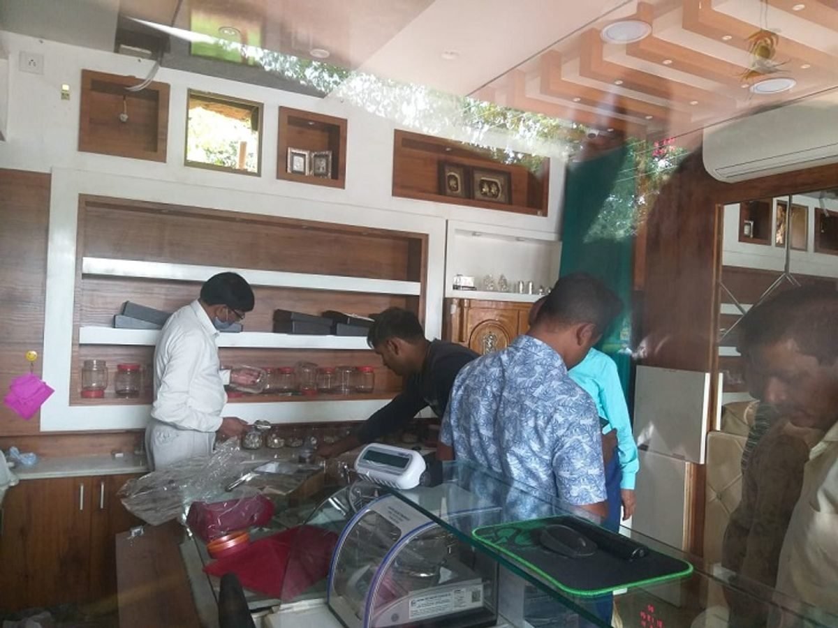 ज्वेलरी शॉप में चोरी : चोर 50 लाख के 900 ग्राम सोने और 8 किलो चांदी के गहने ले गए