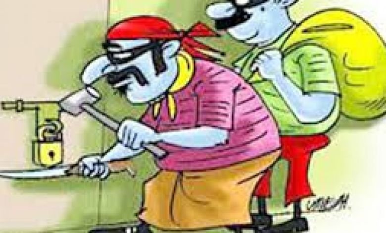 चोरों ने तोड़ी दीवार, 2 लाख के सोने-चांदी की चोरी
