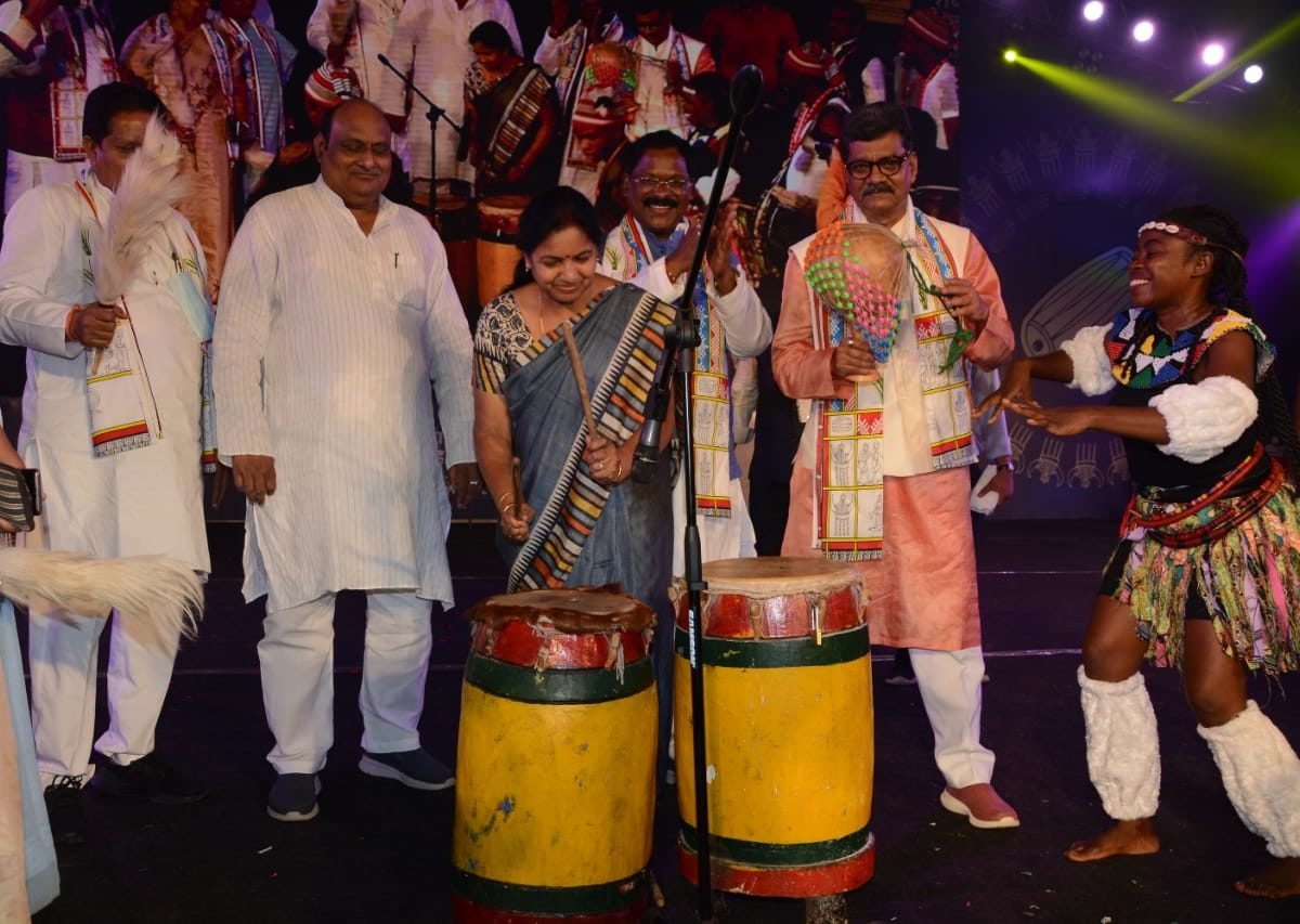 आदिवसियों के रंग बिरंगे परिधानों को देख दर्शक हुए अभिभूत