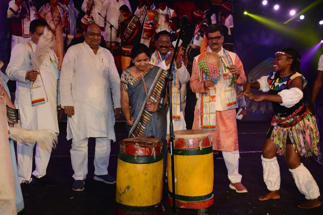 आदिवसियों के रंग बिरंगे परिधानों को देख दर्शक हुए अभिभूत