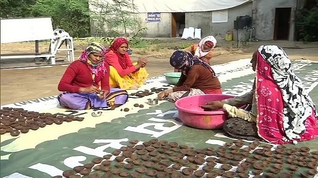 गोठानों में समूह की महिलाएं बना रहीं गोबर के इकोफ्रेंडली दीये