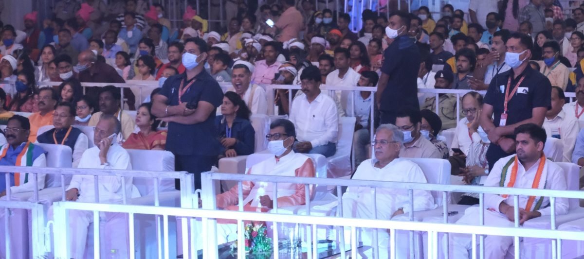 मुख्यमंत्री ने अतिथियों के साथ देखी नर्तक दलों की प्रस्तुति