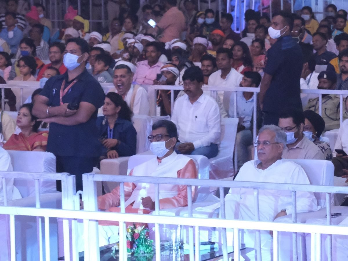 मुख्यमंत्री ने अतिथियों के साथ देखी नर्तक दलों की प्रस्तुति