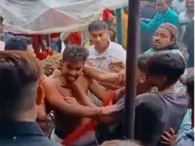 झंडा लगाने की बात पर दो समुदायों में जमकर चले लाठी-डंडे