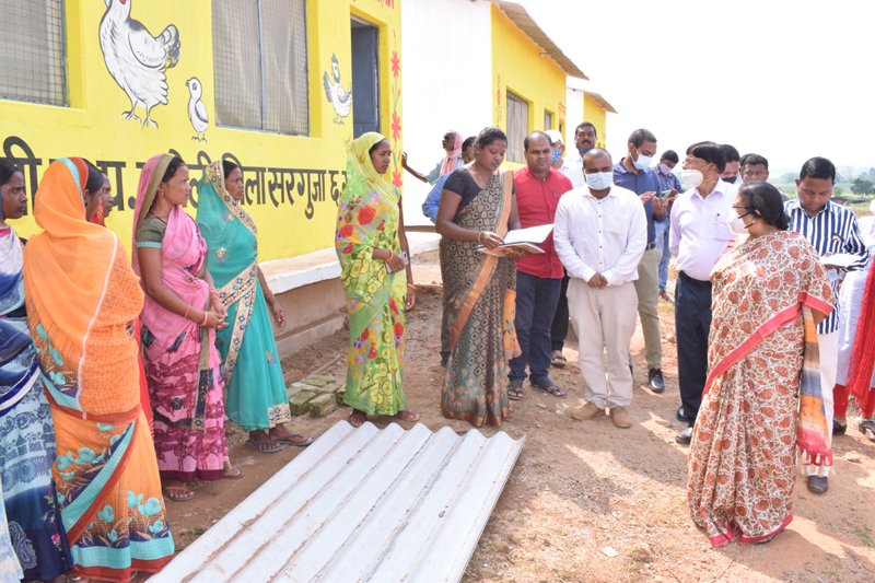 कमिश्नर ने किया बतौली एवं लुण्ड्रा के गौठानों का निरीक्षण