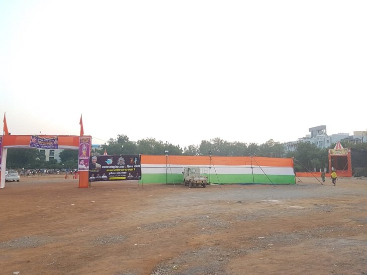 भाजपा नेता की समिति मनाती रही है उत्सव इस बार कांग्रेस ने भी लगा दिया पंडाल