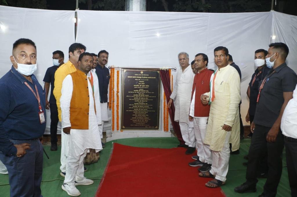 मुख्यमंत्री ने लालबाग मैदान में हाई मास्ट लाइट का लोकार्पण