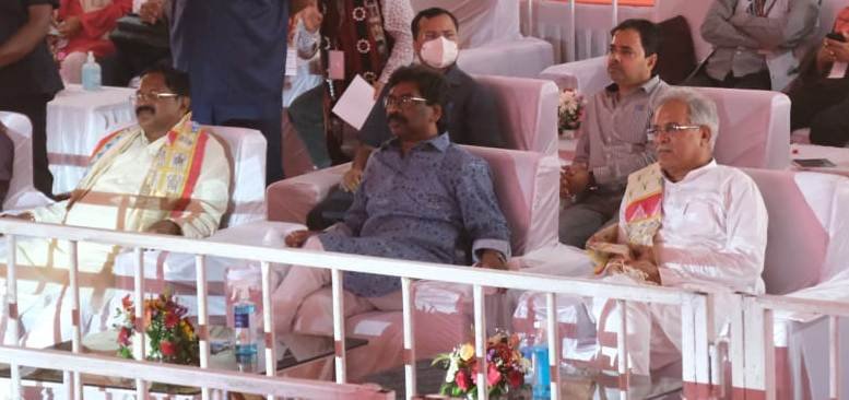 आदिवासी नर्तक दलों की प्रस्तुति से मंत्रमुग्ध हुए बघेल और सोरेन