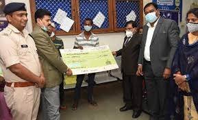 ला एवं सत्र न्यायाधीश, कलेक्टर ने हितग्राहियों को सामग्री एवं चेक का किया वितरण