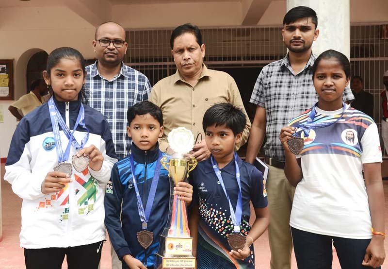 राष्ट्रीय प्रतियोगिता : 40 मैडल जीतकर खिलाड़ियों ने कलेक्टर से की मुलाकात