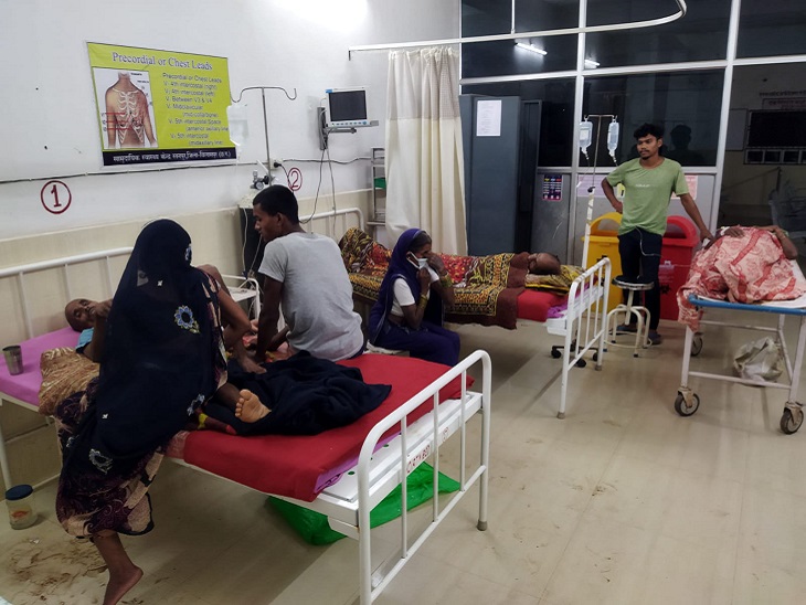 बिलासपुर में 50 की तबीयत बिगड़ी:दशगात्र में फूड प्वाइजनिंग, महिला की मौत, पिकअप में भरकर ले गए अस्पताल; 15 भर्ती, 10 सिम्स रेफर
